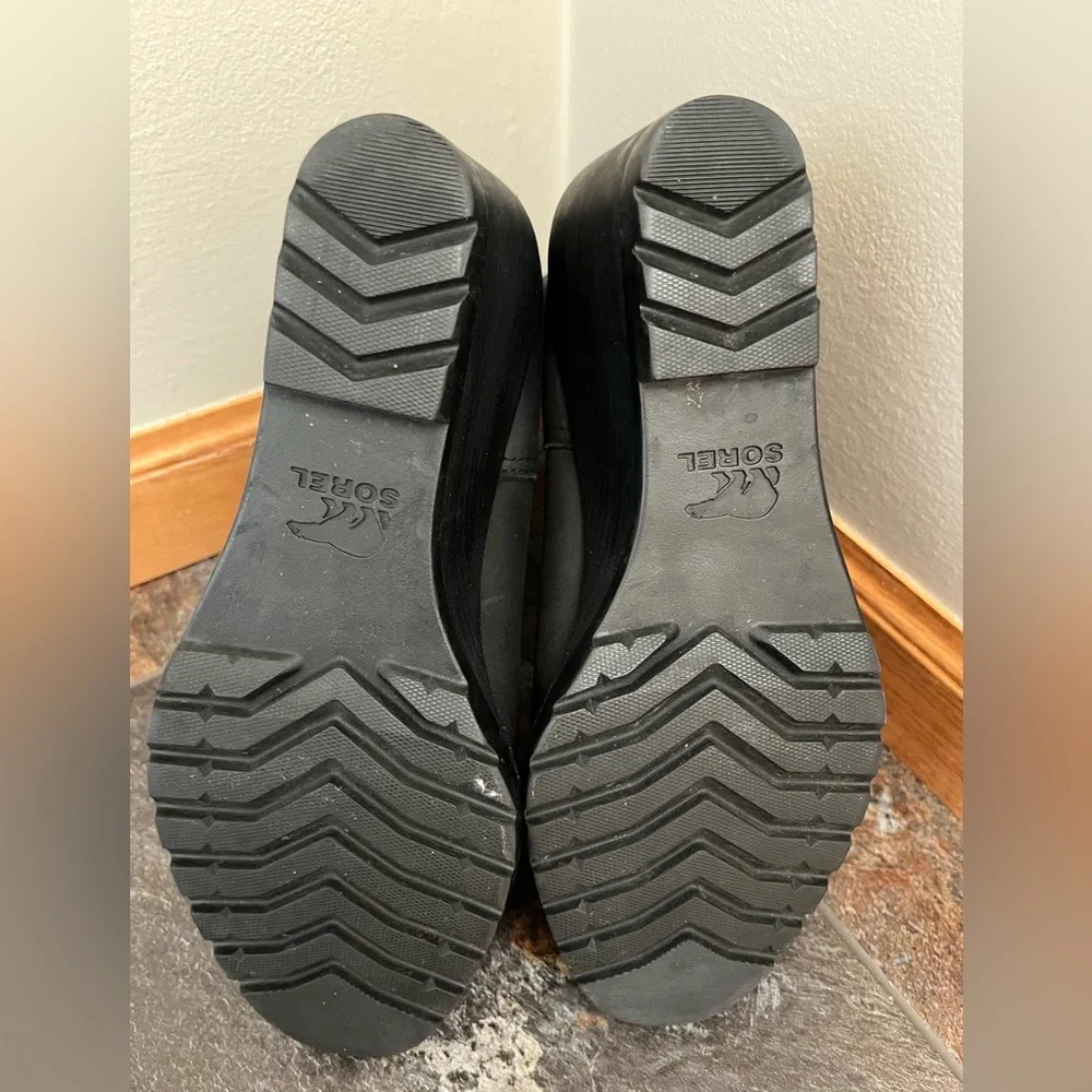 Women’s Sorel leather After Hours Chelsea pull on black wedge bootie. Size 10